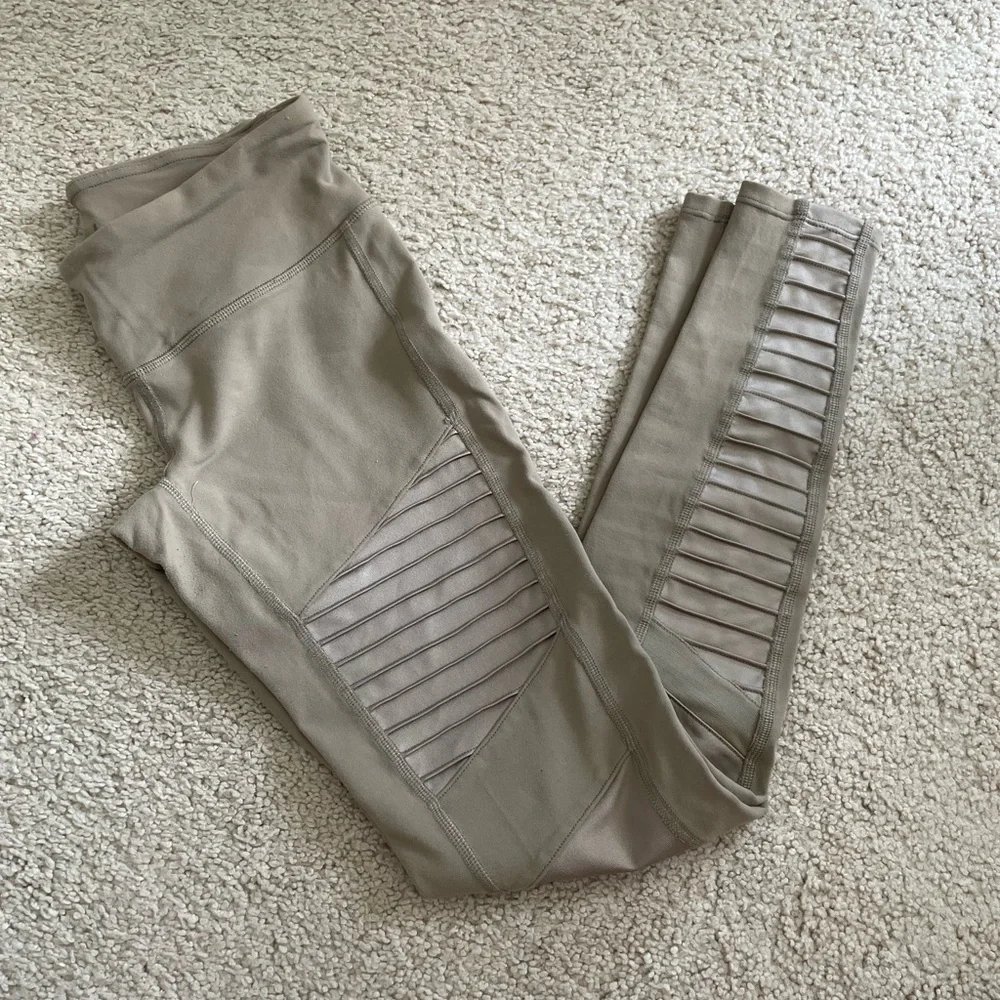ALO Yoga High-Waist Moto Leggings - Gravel/Gravel Glossy